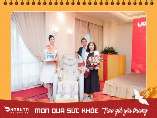 Hoa hậu Ngọc Hân mua ghế massage tặng bố mẹ